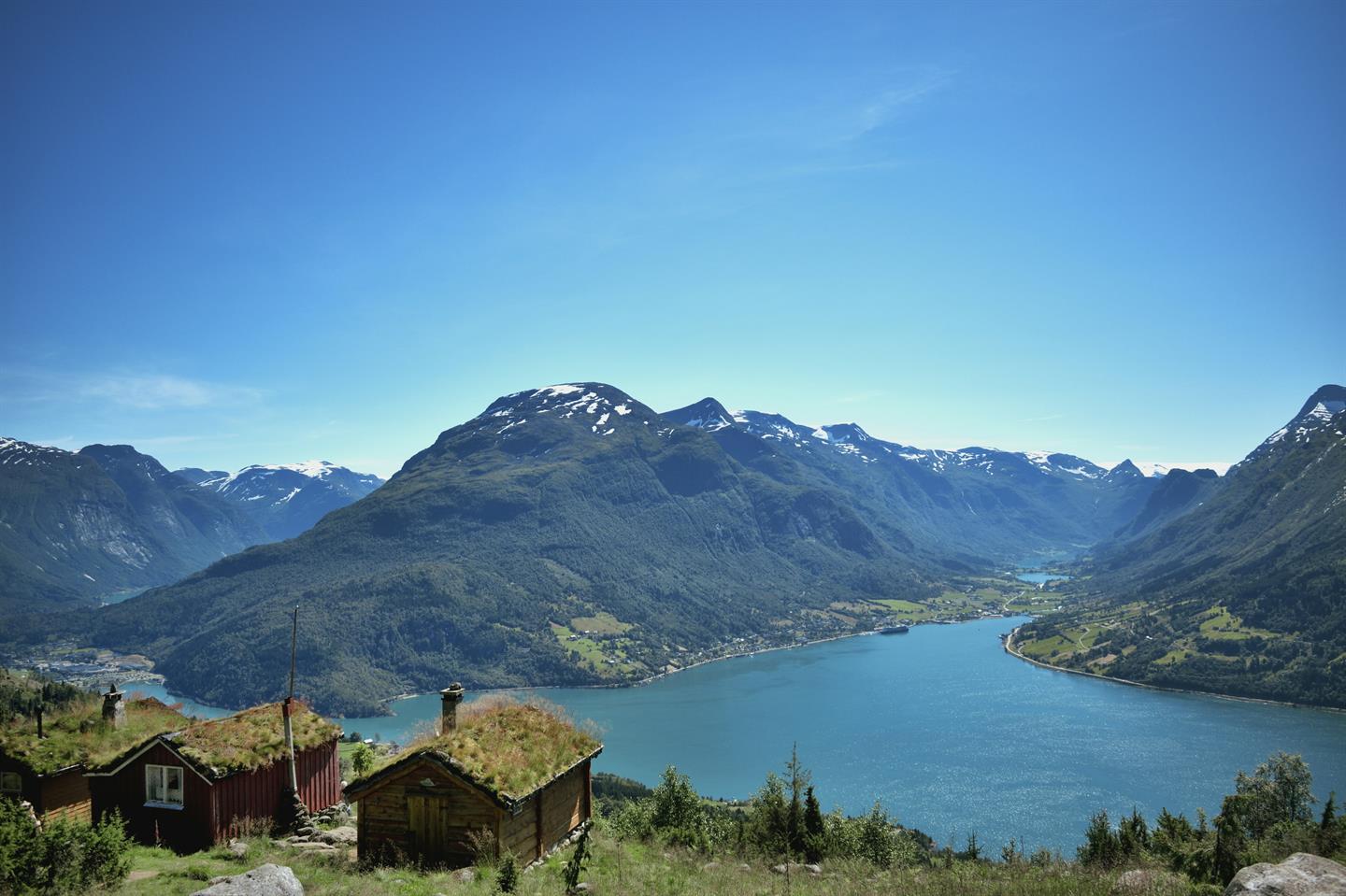 Norwegian nature from top of the mountain in Loen. Foto by Simon Wiedensohler