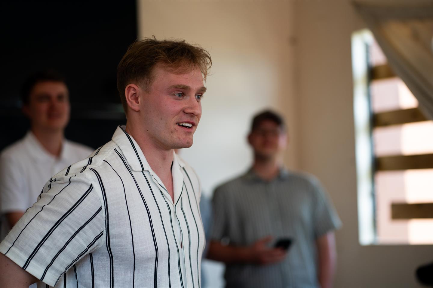 Thomas Klungeland holder et seminar i bedriftsstyring i Nairobi f&oslash;r avreise til Aro-senteret.