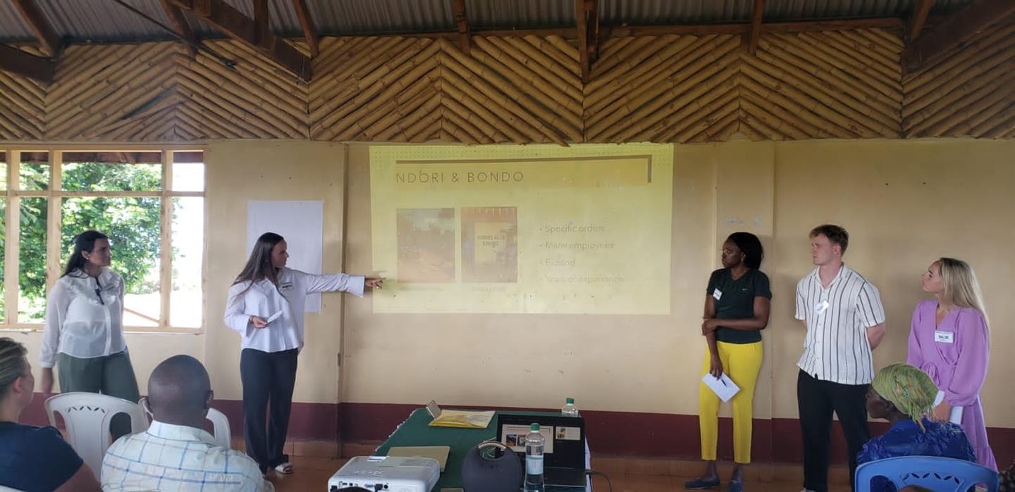 De fem bachelorstudentene holder seminar for 